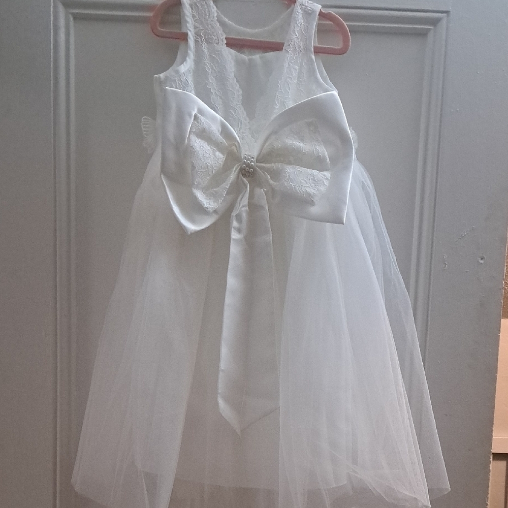 White Lace Dress With Pearl And Bow Details - Picture 4 of 7